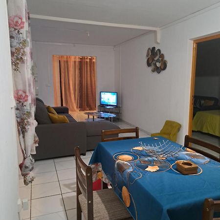Appart A La Res Andy Accueillant 1 A 5 Pers Arrive Autonome , 2 Places De Parking Dans La Cour Devant La Maison Apartment Saint-Denis Exterior foto