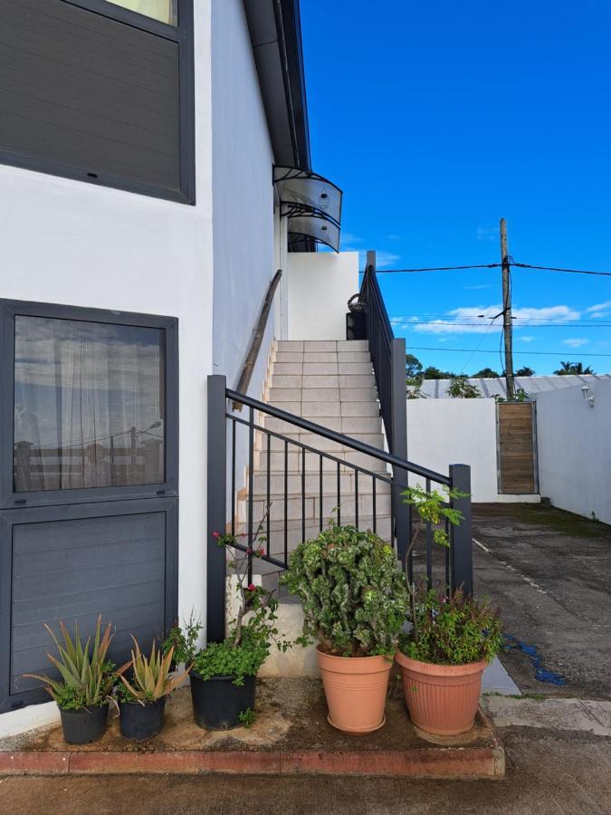 Appart A La Res Andy Accueillant 1 A 5 Pers Arrive Autonome , 2 Places De Parking Dans La Cour Devant La Maison Apartment Saint-Denis Exterior foto