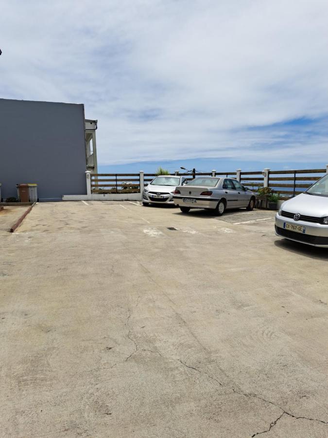Appart A La Res Andy Accueillant 1 A 5 Pers Arrive Autonome , 2 Places De Parking Dans La Cour Devant La Maison Apartment Saint-Denis Exterior foto