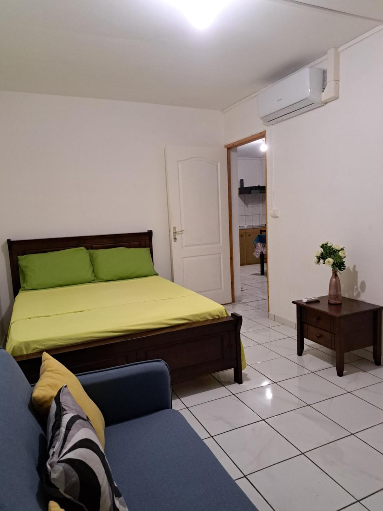 Appart A La Res Andy Accueillant 1 A 5 Pers Arrive Autonome , 2 Places De Parking Dans La Cour Devant La Maison Apartment Saint-Denis Exterior foto