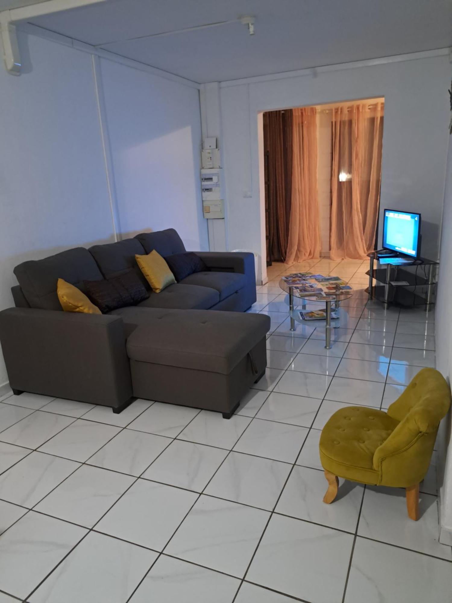 Appart A La Res Andy Accueillant 1 A 5 Pers Arrive Autonome , 2 Places De Parking Dans La Cour Devant La Maison Apartment Saint-Denis Exterior foto