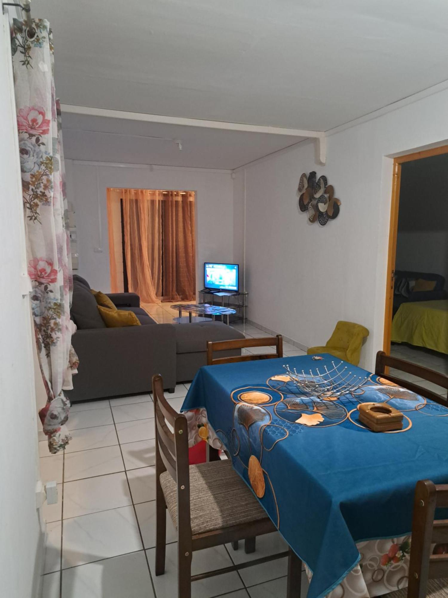 Appart A La Res Andy Accueillant 1 A 5 Pers Arrive Autonome , 2 Places De Parking Dans La Cour Devant La Maison Apartment Saint-Denis Exterior foto