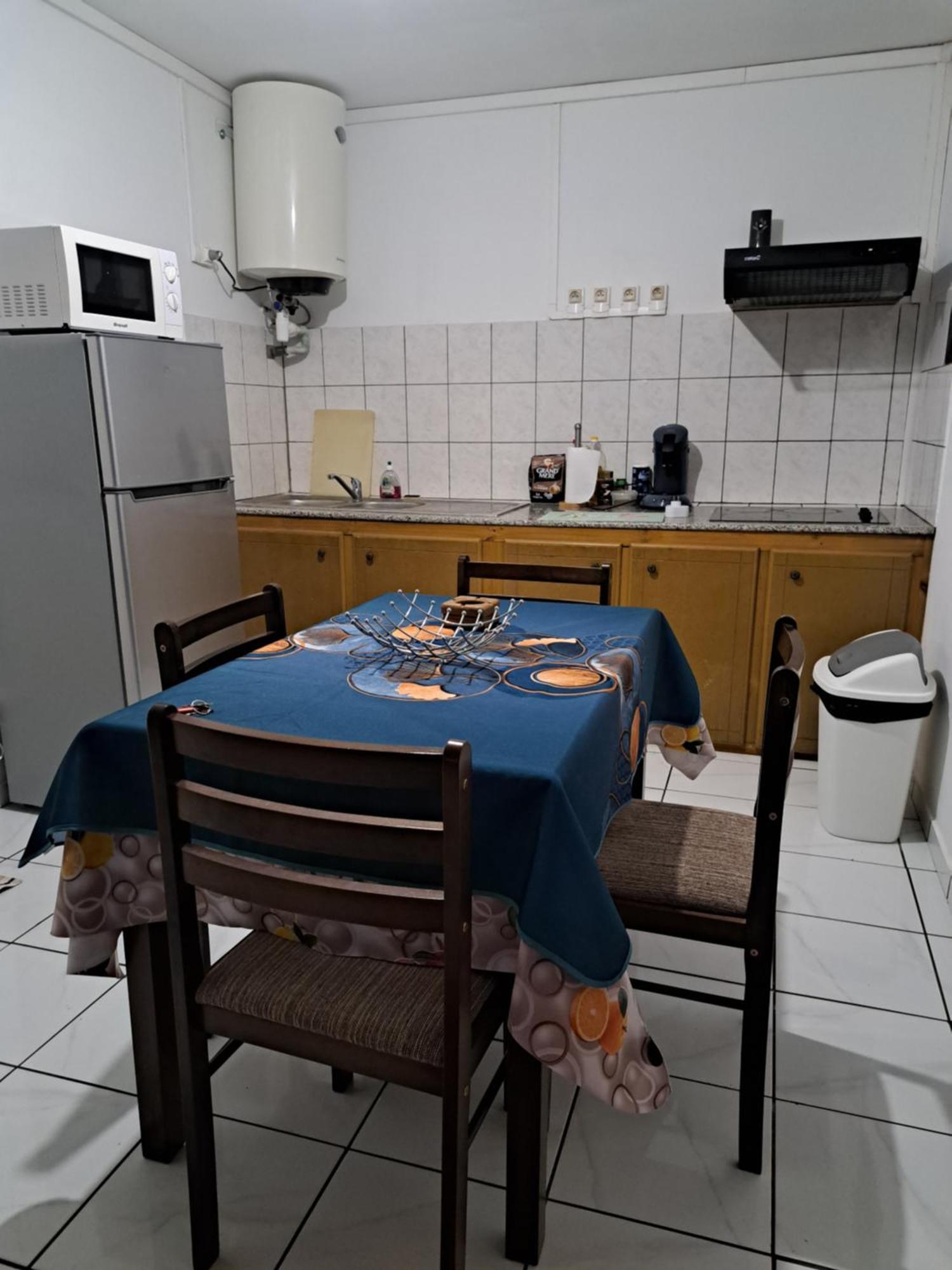Appart A La Res Andy Accueillant 1 A 5 Pers Arrive Autonome , 2 Places De Parking Dans La Cour Devant La Maison Apartment Saint-Denis Exterior foto